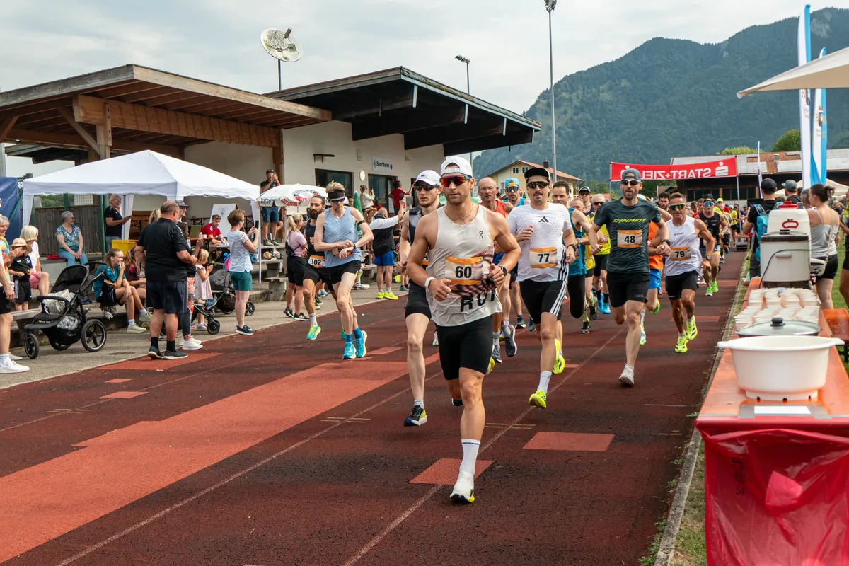Start des Halbmarathons im Unterwössner Stadion. Frederic Funk (Nr. 60) gleich an der Spitze.