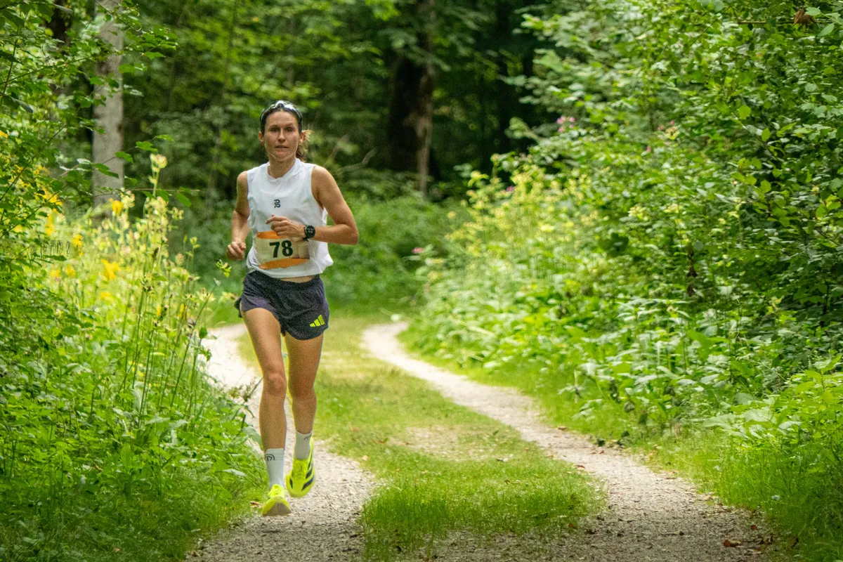 „Laufen und Spaß haben“ so wünschte sich die spätere Halbmarathonsiegerin Julia Rohracker ihren Sonntag. Hier an der Laufstrecke entlang der Tiroler Ache machte sie ihr eigenes Ding.